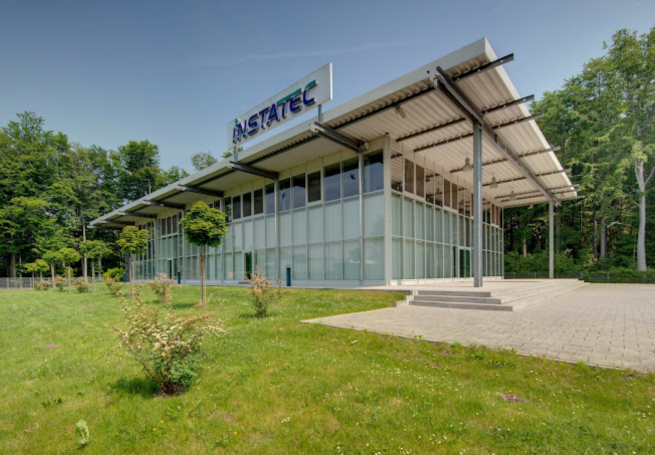 Das Foto zeigt eine Außenansicht vom Gebäude der Instatec GmbH.