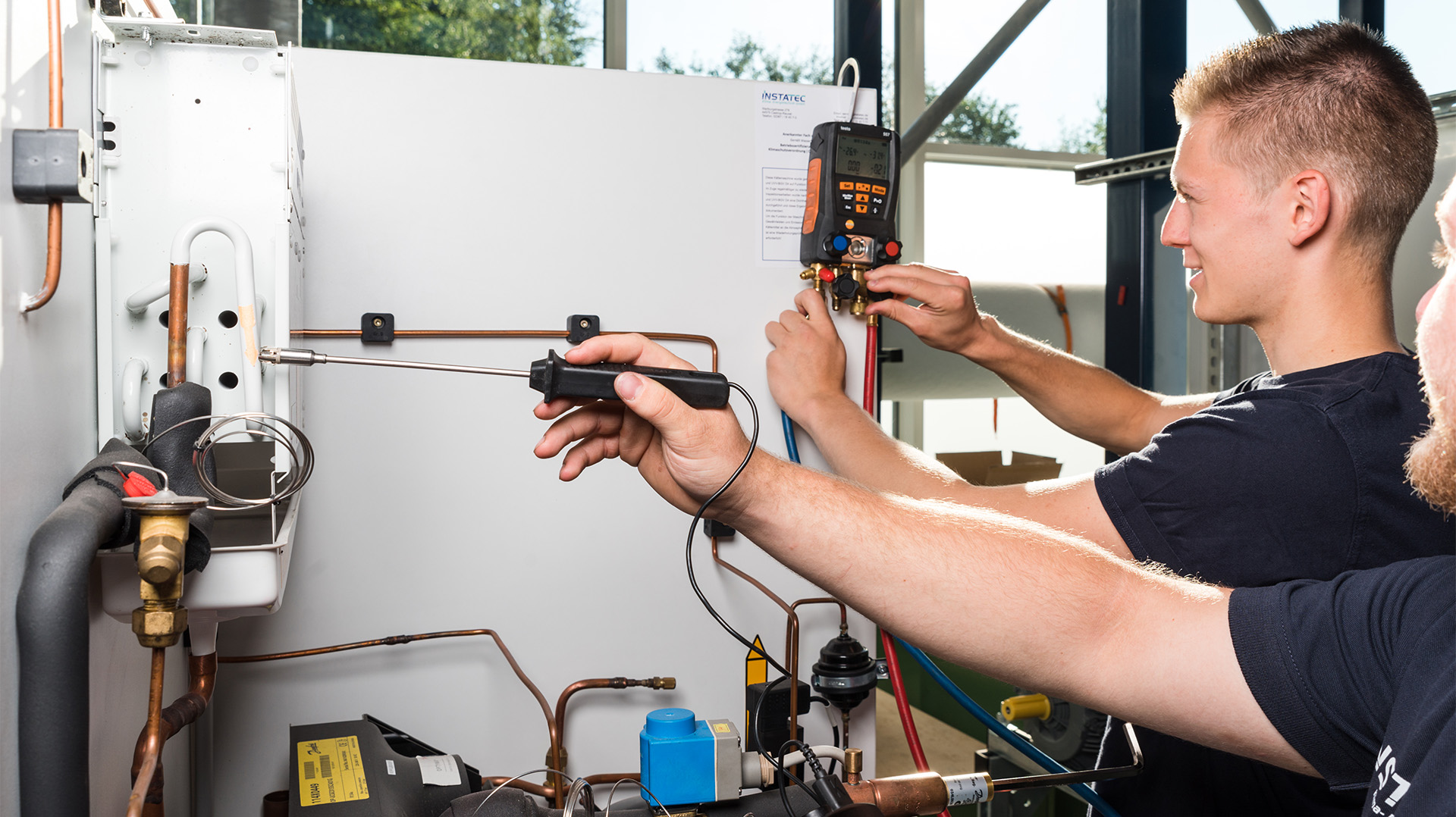 Das Foto zeigt einen Azubi der Instatec GmbH bei der Arbeit und wird von seinem Vorgesetzten dabei betreut.