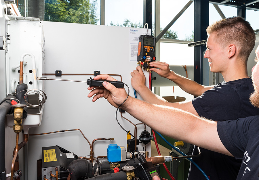 Das Foto zeigt einen Azubi der Instatec GmbH bei der Arbeit und wird von seinem Vorgesetzten dabei betreut.