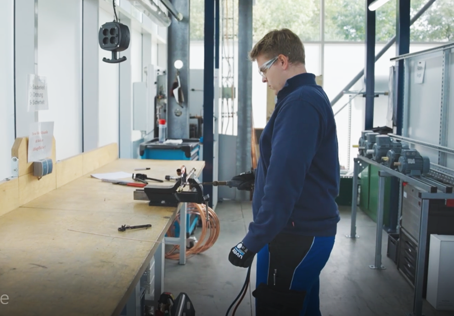 Das Foto zeigt einen Azubi der Instatec GmbH bei der Arbeit.